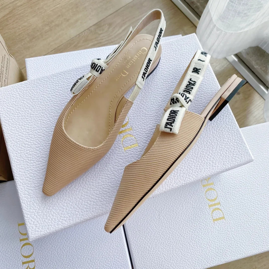 👟👟Ex-factory price 440👟👟 Developed one-to-one from the original version, 👠👠✨ ✨Dior’s popular sandals are new🔥 🔥 The same style as the most popular internet celebrities and celebrities of the year💁 💁. Imported fabric, lining and feet are made of calfskin lining🐑. Original molded heel, heel height 10Cm 6.5cm💘 Original molded metal outsole with five-pointed star LOGO mark✨. Original bow, 💅 Italian leather outsole. 👄💋 Full set of packaging (bags, cards, invoices, one-to-one wrapping paper) 34 40 41 customized
